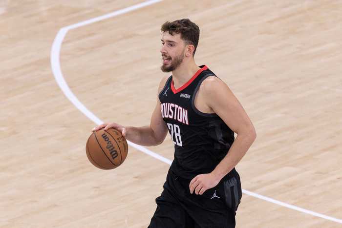 乌度卡：我们有好几次都倒在地板上抢球 这场面有一阵子没见到了